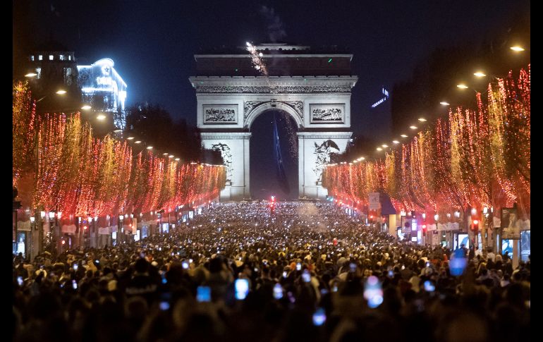 Parisinos reciben el año en los Campos Elíseos.  EFE/I. Langsdon
