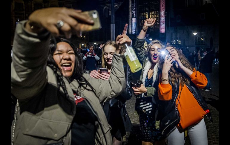 Festejos en una plaza en Ámsterdam, Holanda. EFE/R. De Waal