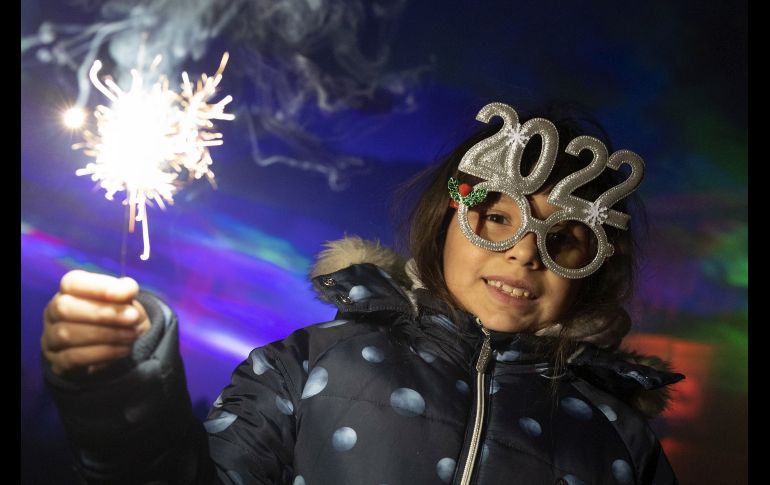Una niña sostiene una bengala en las celebraciones en Ginebra, Suiza. EFE/S. Di Nolfi