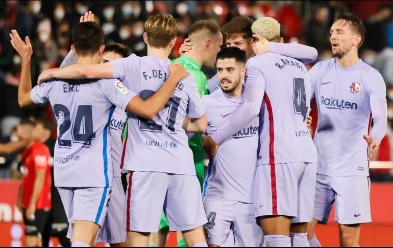Jjugadores del FC Barcelona celebran la victoria tras el partido de la jornada 19 de LaLiga Santander. EFE/C. Cladera