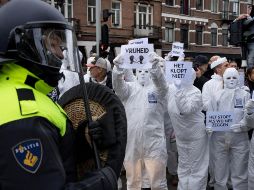 Manifestantes desafiaron la prohibición de congregarse para protestar en Ámsterdam contra las medidas contra el COVID. AP/P. Dejong