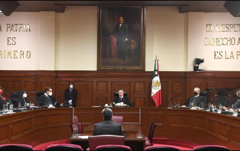 Fotografía cedida por la Suprema Corte de Justicia de la Nación (SCJN), donde se observa a su presidente, Arturo Zaldívar (c), durante el inicio de sesiones del 2022. EFE/SCJN