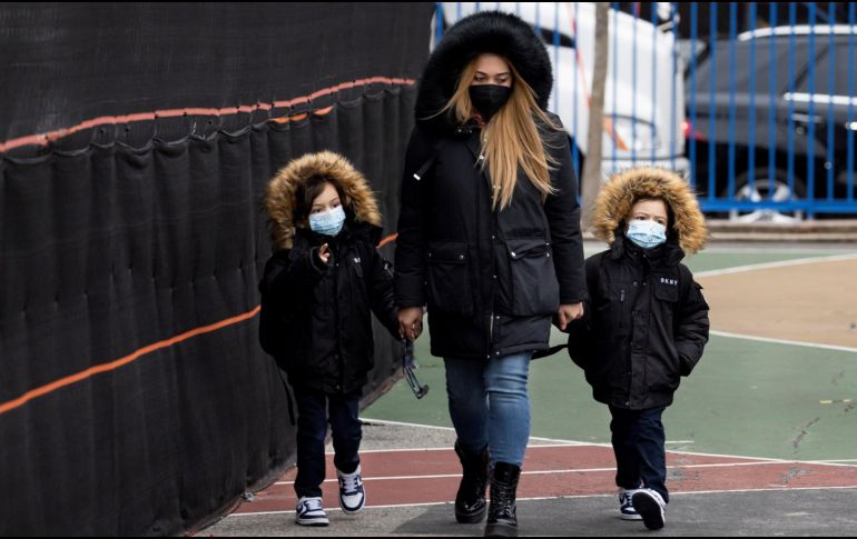 La ciudad de Nueva York reabrió las aulas a cerca de un millón de estudiantes con una reserva de kits de pruebas diagnósticas de COVID-19 para llevar a casa. EFE/J. Lane