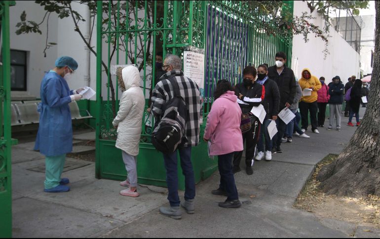 Personas hacen fila este lunes para hacerse una prueba de COVID en un centro de salud de la Ciudad de México, en la alcaldía Benito Juárez. SUN/C. Mejía