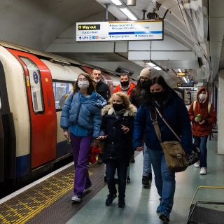 La OMS advierte que aumento de casos de ómicron podría crear variantes más peligrosas