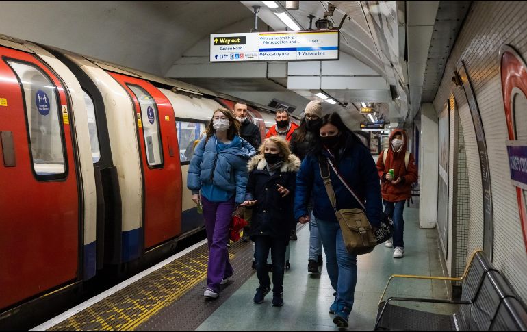 Europa ha registrado más de cien millones de casos de COVID desde el inicio de la pandemia, y más de cinco millones de casos nuevos en la última semana de 2021. EFE / V. Flores