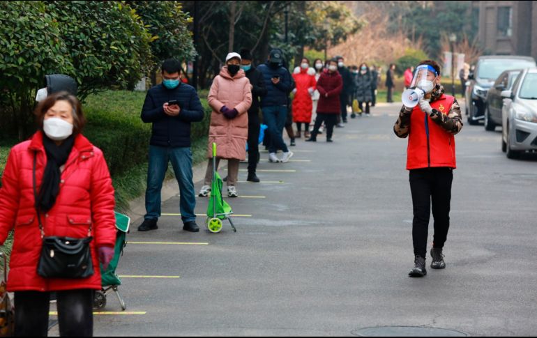 La población de Xi’an tiene medidas especiales para hacer sus compras de alimentos. AP/Chinatopix
