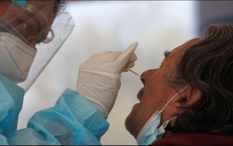 AMLO recuerda que ómicron no está provocando incremento en hospitalizaciones ni en fallecimientos, según reportes. EFE / A. Cruz