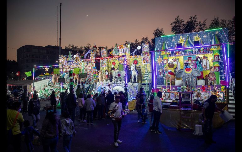 Con luces de neón, juegos de feria de todo tipo, un tobogán gigante y un poco de frío, al visitar esto sitio parecería -en un primer momento- que la pandemia nunca hubiera pasado por México. EFE / M. Hartz