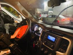 Constantemente, elementos desinfectan sus patrullas y siempre portna cubrebocas. ESPECIAL /