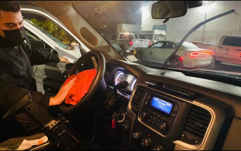 Constantemente, elementos desinfectan sus patrullas y siempre portna cubrebocas. ESPECIAL /