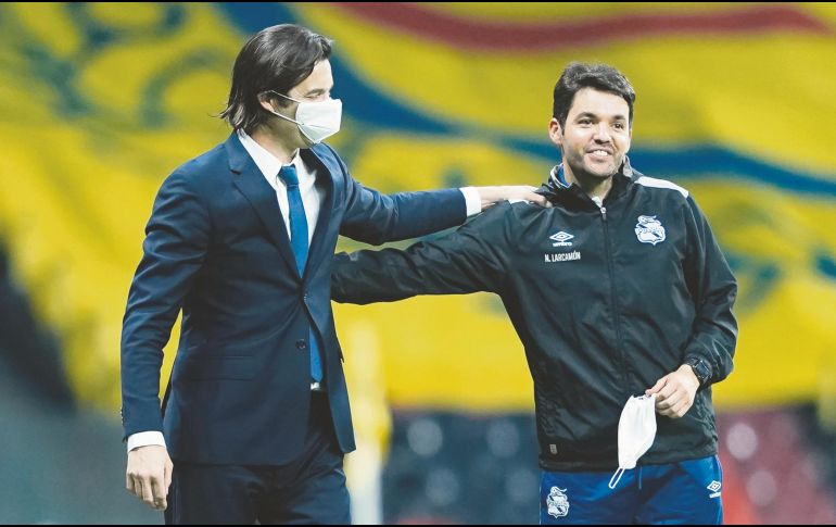 Técnicos. Solari y Larcamón en el partido América vs Puebla en el Azteca. Imago7