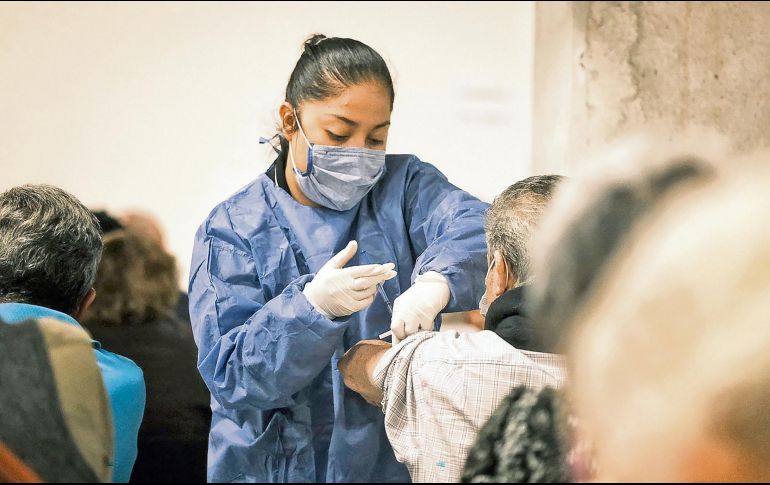 La población considera que la nueva variante ómicron del coronavirus tendrá afectaciones para la economía este año. ESPECIAL