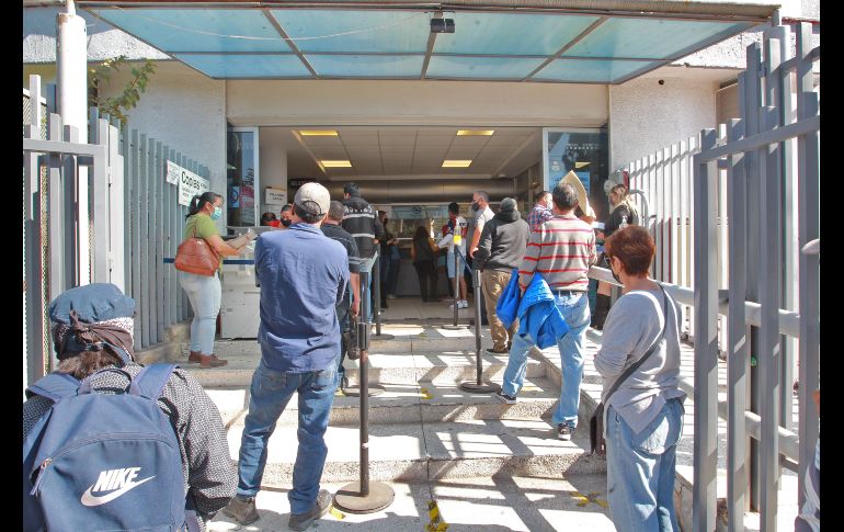 Las personas más vulnerables a ser víctimas de estos coyotes y “gestores”, son las personas adultas mayores. EL INFORMADOR/A. Camacho