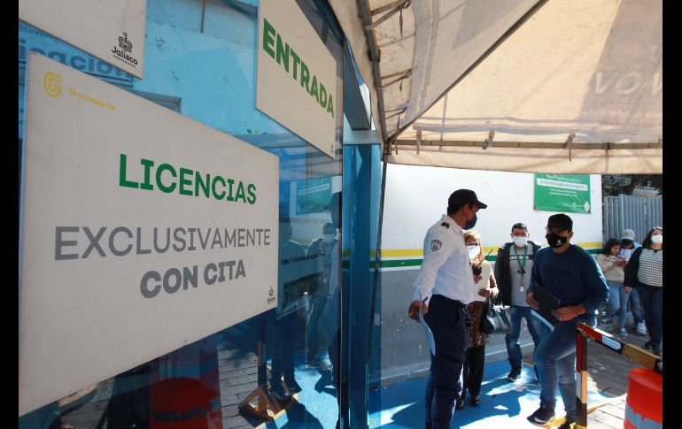 Las personas más vulnerables a ser víctimas de estos coyotes y “gestores”, son las personas adultas mayores. EL INFORMADOR/A. Camacho