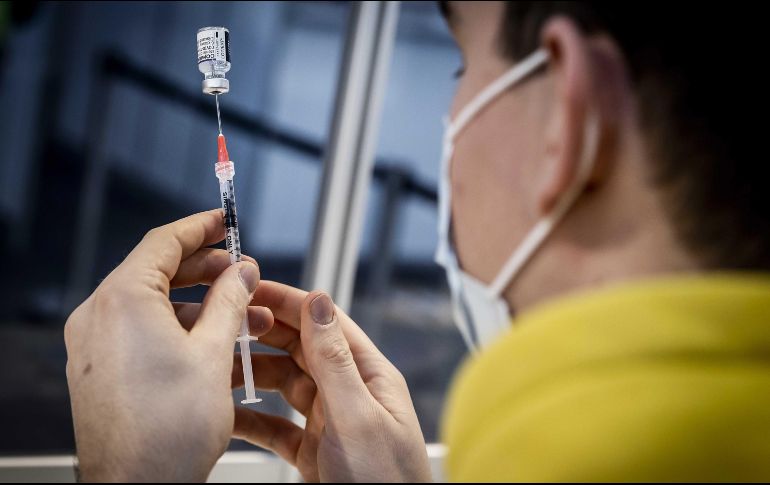 En Jalisco hay alrededor de 160 mil docentes que recibirán la dosis de refuerzo. EFE/R. De Waal