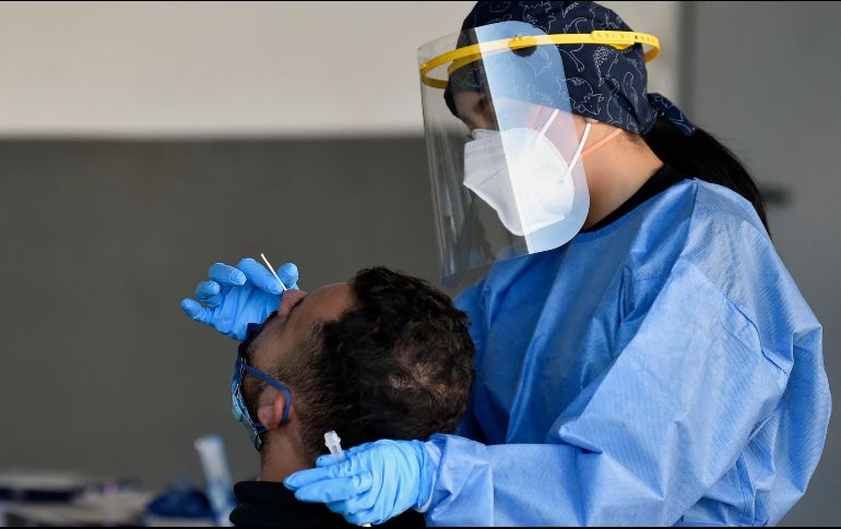 Se recomienda realizarse una prueba cuatro o cinco días después de haber estado con una persona positiva a COVID. AFP