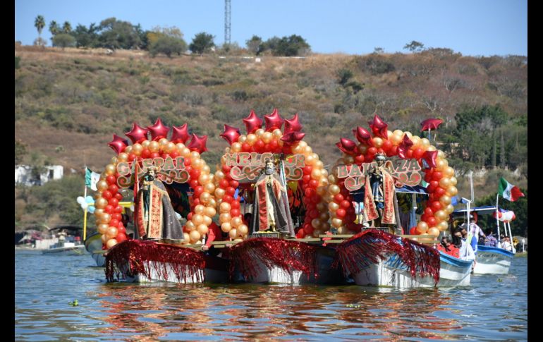 Según la tradición la peregrinación en las lanchas de Melchor, Gaspar y Baltazar es para propiciar que durante el año haya un excelente temporal de lluvias y bendiga los sembradíos en el municipio de Tlajomulco. CORTESÍA/Gobierno de Tlajomulco
