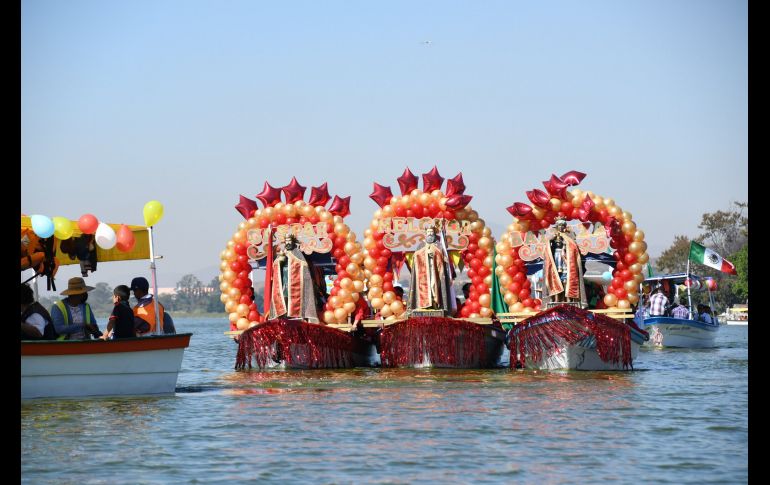 Según la tradición la peregrinación en las lanchas de Melchor, Gaspar y Baltazar es para propiciar que durante el año haya un excelente temporal de lluvias y bendiga los sembradíos en el municipio de Tlajomulco. CORTESÍA/Gobierno de Tlajomulco