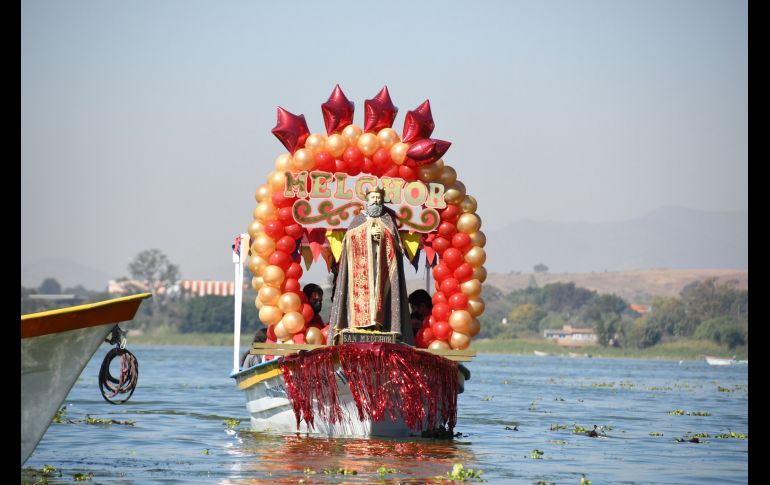 Según la tradición la peregrinación en las lanchas de Melchor, Gaspar y Baltazar es para propiciar que durante el año haya un excelente temporal de lluvias y bendiga los sembradíos en el municipio de Tlajomulco. CORTESÍA/Gobierno de Tlajomulco