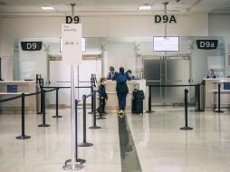 Las empresas donde se reportó la falta de personal para continuar con las operaciones programadas son Aeroméxico, Viva Aerobús y Alaska Airlines. AFP/B. Bell