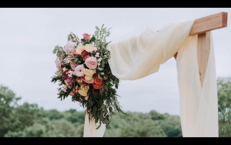Después de una larga temporada de bodas canceladas y pospuestas, predominan los eventos al aire libre con decoración cuya temática principal es la naturaleza. UNSPLASH/ SAMANTHA GADES