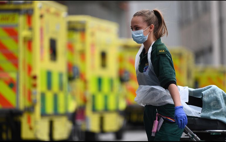 El personal de base de los servicios públicos de salud se ve mermado por enfermedad o aislamiento de trabajadores. EFE/A. Rain