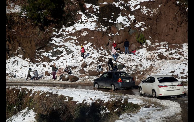 Anoche, las temperaturas cayeron hasta los -8 grados centígrados en la localidad de Murree, en las montañas del país asiático. AP / R. Gul