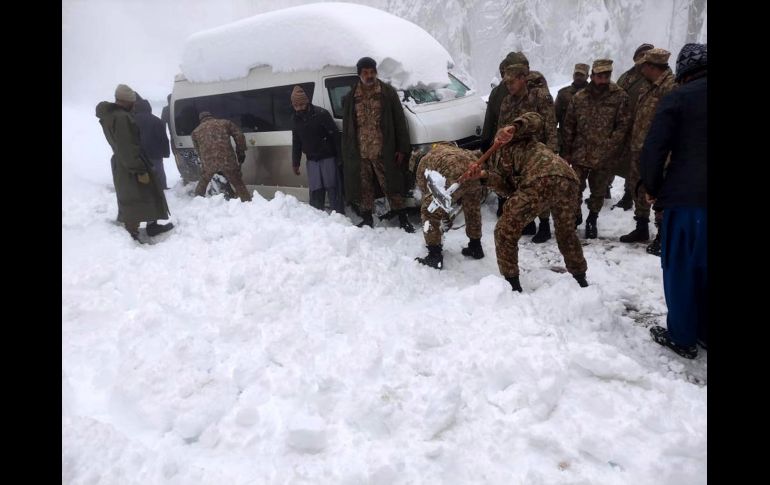 La nevada superó los 1.2 metros de altura en la zona durante la noche y que todo el tráfico de acceso estaba paralizado. EFE / ESPECIAL