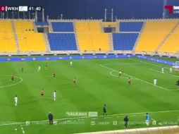 El jugador quedó tendido dentro de la portería al minuto 42, luego de desvanecerse. TWITTER