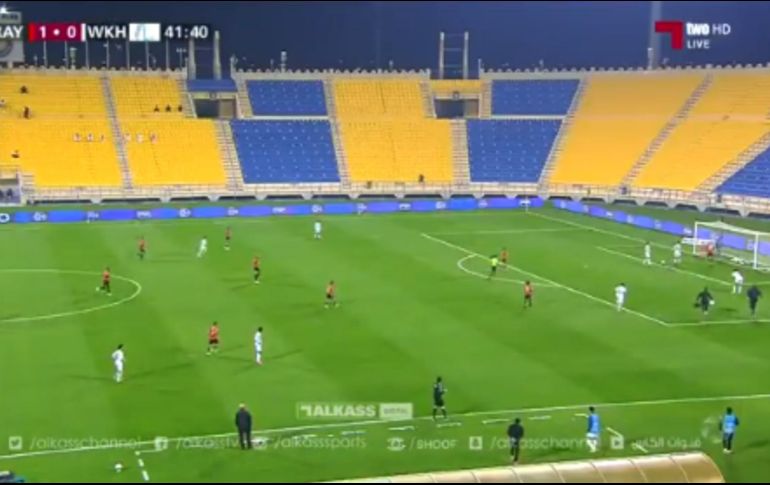 El jugador quedó tendido dentro de la portería al minuto 42, luego de desvanecerse. TWITTER