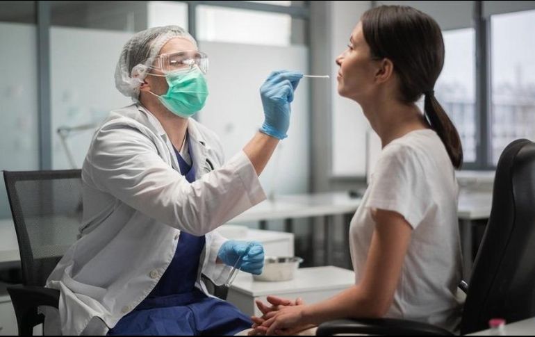 Existen tres tipos de pruebas COVID: PCR, de antígenos y serológicas. BBC