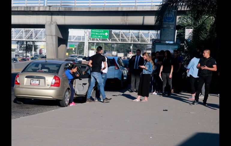 En Periférico Sur se ofrece el servicio irregular de taxis sin permiso de la autoridad. EL INFORMADOR/ARCHIVO