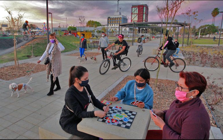 Claudia Rodríguez, de 51 años, fue una de las habitantes que se apropiaron este fin de semana del parque de la glorieta de La Normal, que fue inaugurado el jueves pasado. EL INFORMADOR/A. Camacho