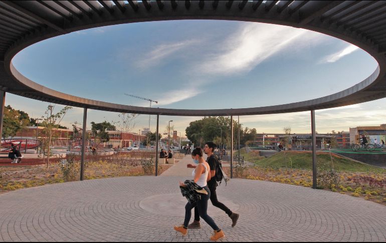 Se habilitaron 450 metros de andador peatonal, una pista de trote de 430 metros, un módulo de baño, rampas para bicicletas, una pérgola, áreas de juegos y picnic. EL INFORMADOR/A. Camacho