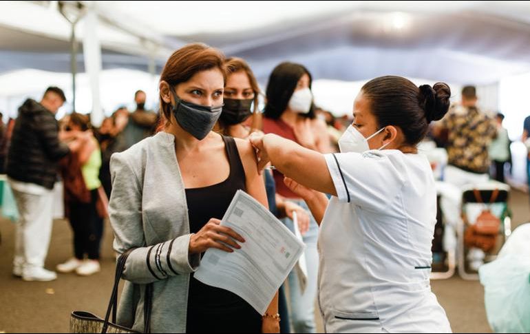 Expertos afirman que la disminución en la fatalidad del COVID podría deberse al avance de la vacunación. XINHUA / ARCHIVO