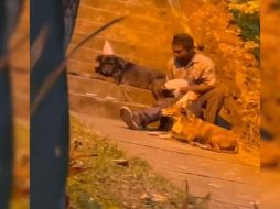 La escena logró que miles de usuarios de redes sociales se conmovieran y compartieran el video. ESPECIAL /