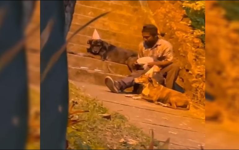 La escena logró que miles de usuarios de redes sociales se conmovieran y compartieran el video. ESPECIAL /