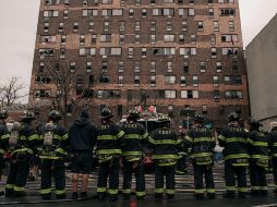 Bomberos en la zona del inciendio en Nueva York. El fuego se declaró en un departamento situado en el segundo piso del edificio, una torre de 19 plantas. AFP/S. Heins