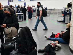 Pasajeros en el Aeropuerto Internacional de la Ciudad de México, donde Aeroméxico realiza de nuevo cancelaciones en sus vuelos. AFP/ARCHIVO