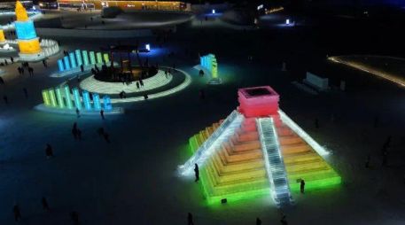 Esta escultura y las imágenes de algunos turistas admirando dicho patrimonio histórico de México hecho en hielo, fue compartido por la propia embajada de China en México. TWITTER/@EmbChinaMex