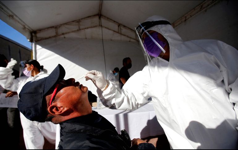 Este domingo se realizaron pruebas para detectar COVID entre los asistentes al partido entre Chivas y Mazatlán, en el estadio en Zapopan. AFP/U. Ruiz