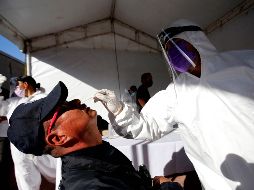 Este domingo se realizaron pruebas para detectar COVID entre los asistentes al partido entre Chivas y Mazatlán, en el estadio en Zapopan. AFP/U. Ruiz