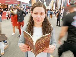 Karen Villeda. Con su libro busca exponer “el sexismo del corpus médico a lo largo de la historia”. El Informado/ A. Camacho