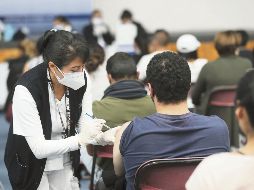 MAESTROS. Los trabajadores de la educación recibirán otra dosis antes del regreso a clases. Archivo