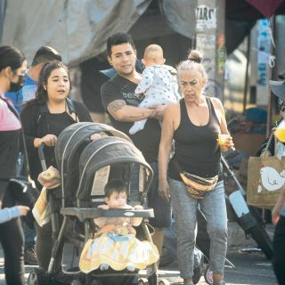 Olvidan medidas sanitarias en tianguis, pese a ola de contagios