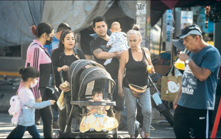 Sin cubrebocas. Familias enteras acuden a “El Baratillo” y en algunos casos no cumplen con las medidas necesarias de sanidad; autoridades estatales y federales llaman a la población a no bajar la guardia ante la variante Ómicron. El Informador/ G. Gallo