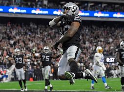 Clave. Josh Jacobs fue fundamental en el tiempo extra, pues con sus acarreos, los Raiders dejaron la mesa puesta para el gol de campo de la victoria. AP/ D. Becker