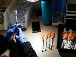 El máximo ejecutivo de Pfizer explicó que la nueva versión busca una mayor inmunidad ante ómicron, pero seguiría ofreciendo protección ante otras variantes. AP / ARCHIVO