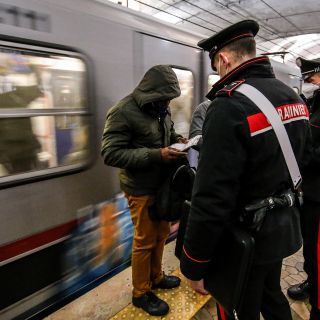 COVID: Italia prohíbe a los no vacunados usar el transporte público